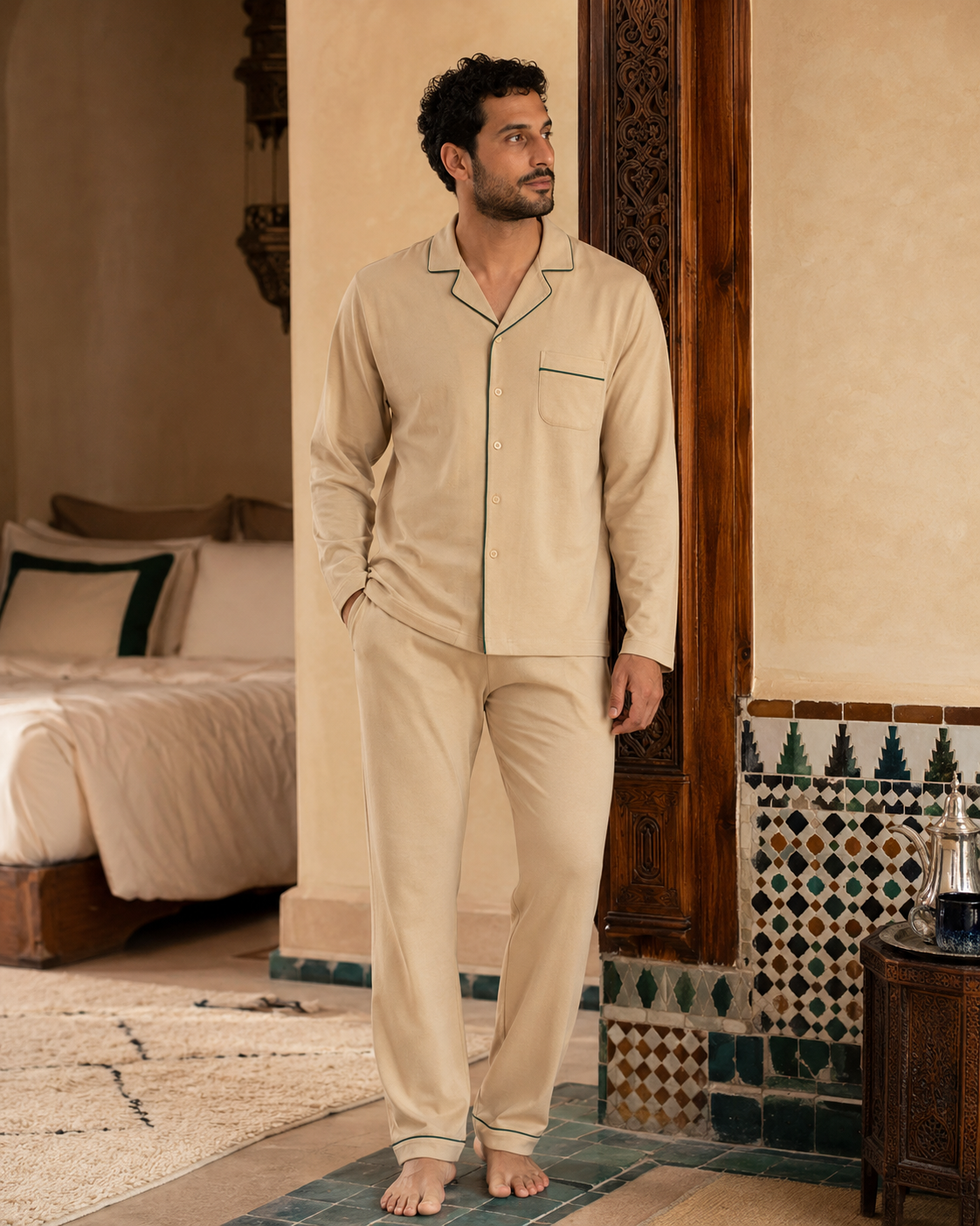 Homme marocain portant un pyjama sable dans un riad traditionnel